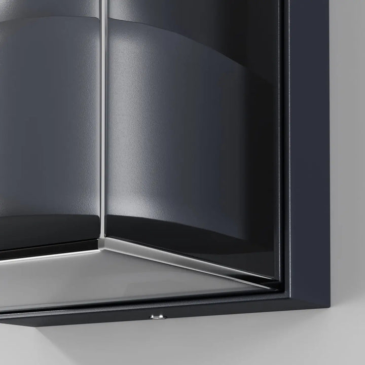 Applique extérieure carrée en aluminium graphite avec cabinet vitré moderne style loft et surfaces réfléchissantes