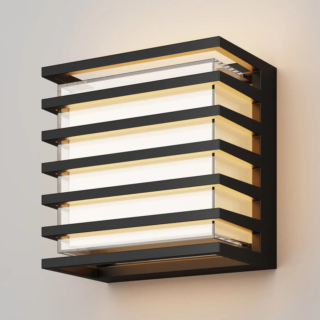 Applique extérieur downing street en aluminium noir avec panneaux en verre opale diffusant une lumière chaude et horizontale