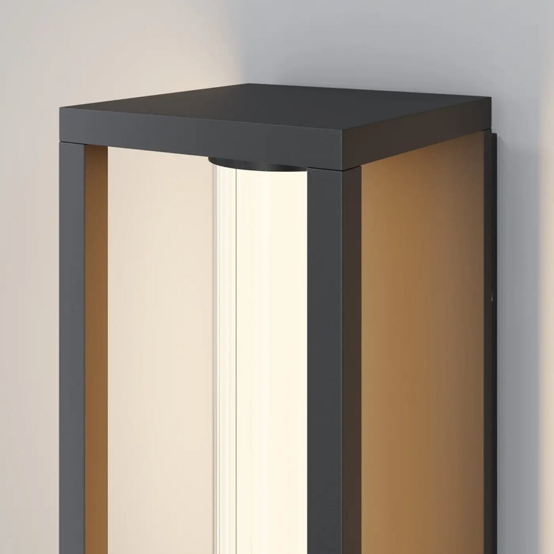 Applique extérieure façon lanterne en aluminium noir avec panneaux latéraux en bois et bande led verticale lumineuse