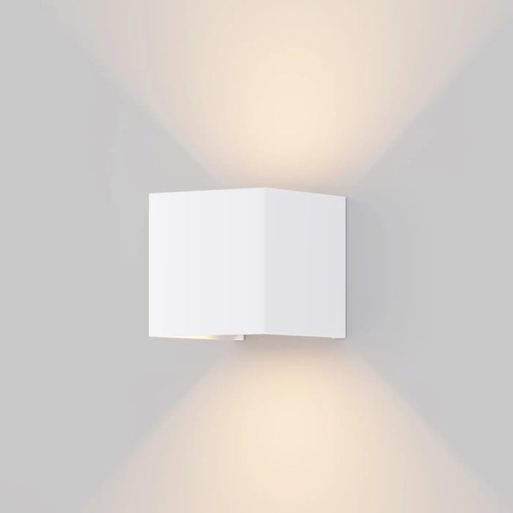 Applique extérieure fulton cube blanche minimaliste émettant une lumière chaude double faisceau