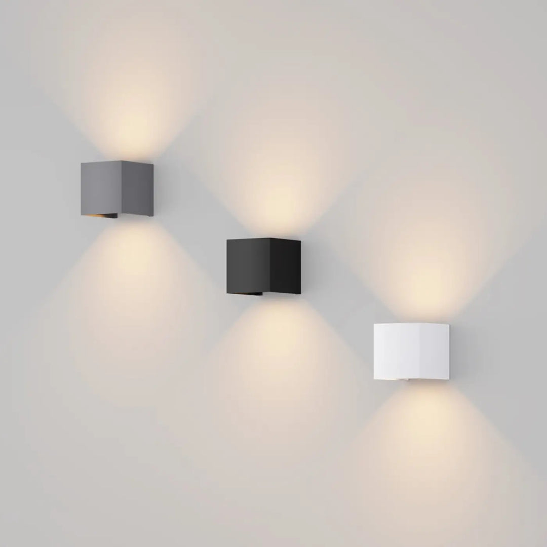 Trois appliques extérieure fulton cube minimalistes en gris mat, noir et blanc avec double faisceau