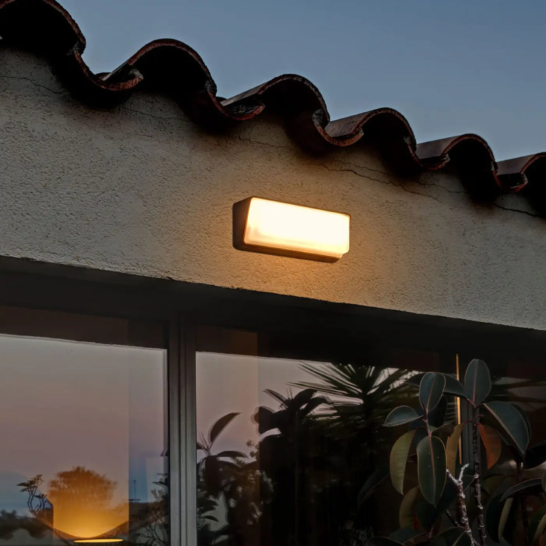 Applique Half allumée sur une façade au crépuscule