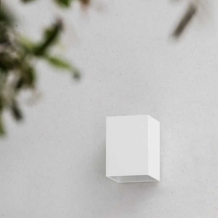 Applique extérieure Kov carrée blanche de Faro Barcelona en situation