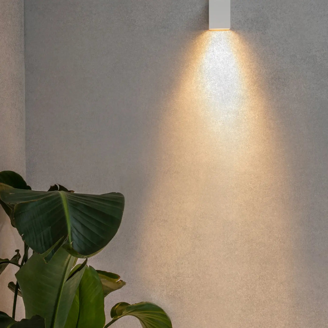 Applique extérieure Kov carrée blanche de Faro Barcelona en situation
