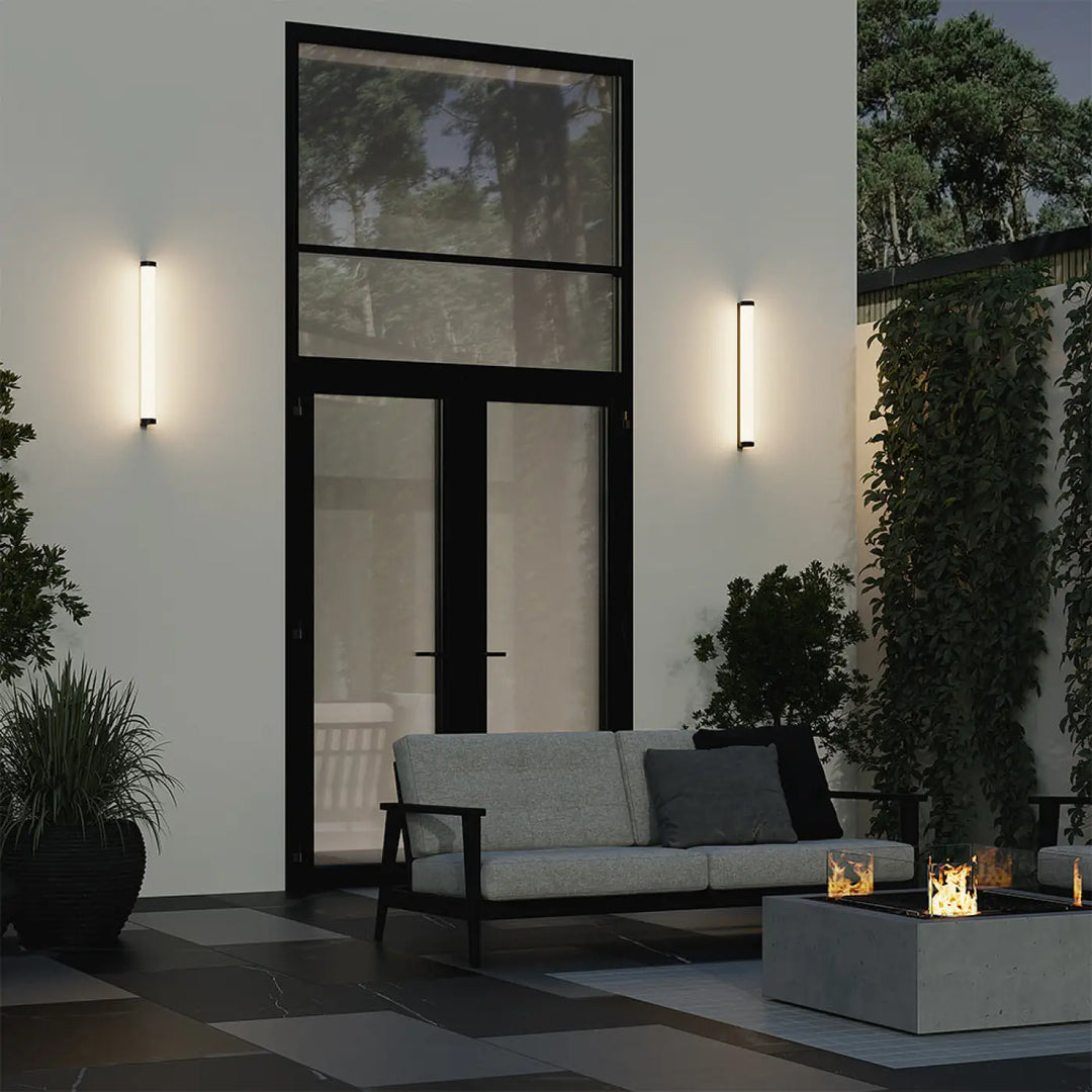 Applique extérieure led en aluminium noir avec design moderne et minimaliste émettant une lumière chaude