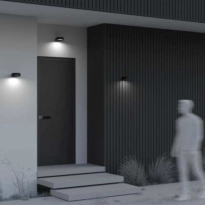 Applique extérieure led noire et épurée avec un grand faisceau de lumière design moderne minimaliste