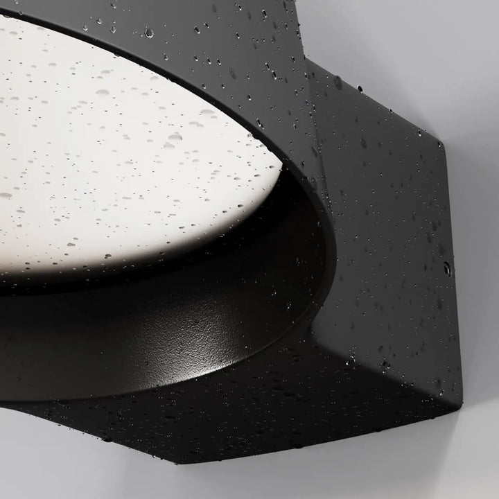 Applique extérieure led noire mate avec design moderne incurvé et grand faisceau diffuseur blanc pour usage extérieur