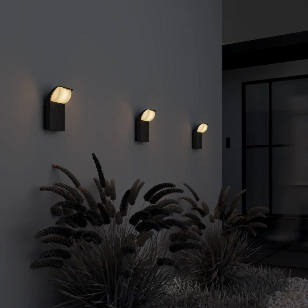 Trois appliques extérieures led en acier noir avec lumière chaude diffusée montées au mur moderne