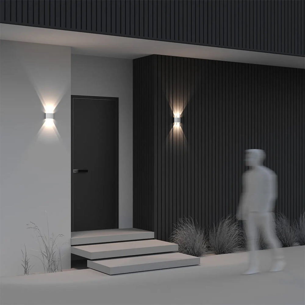 Applique extérieure led strato compacte en noir avec design angulaire moderne et lumière indirecte chaleureuse