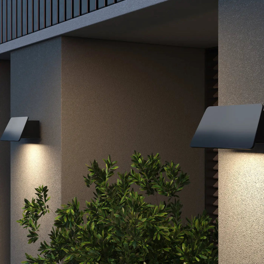 Applique extérieure led en acier noir avec design angulé moderne pour lclairage d’une porte par trupp barre linéaire