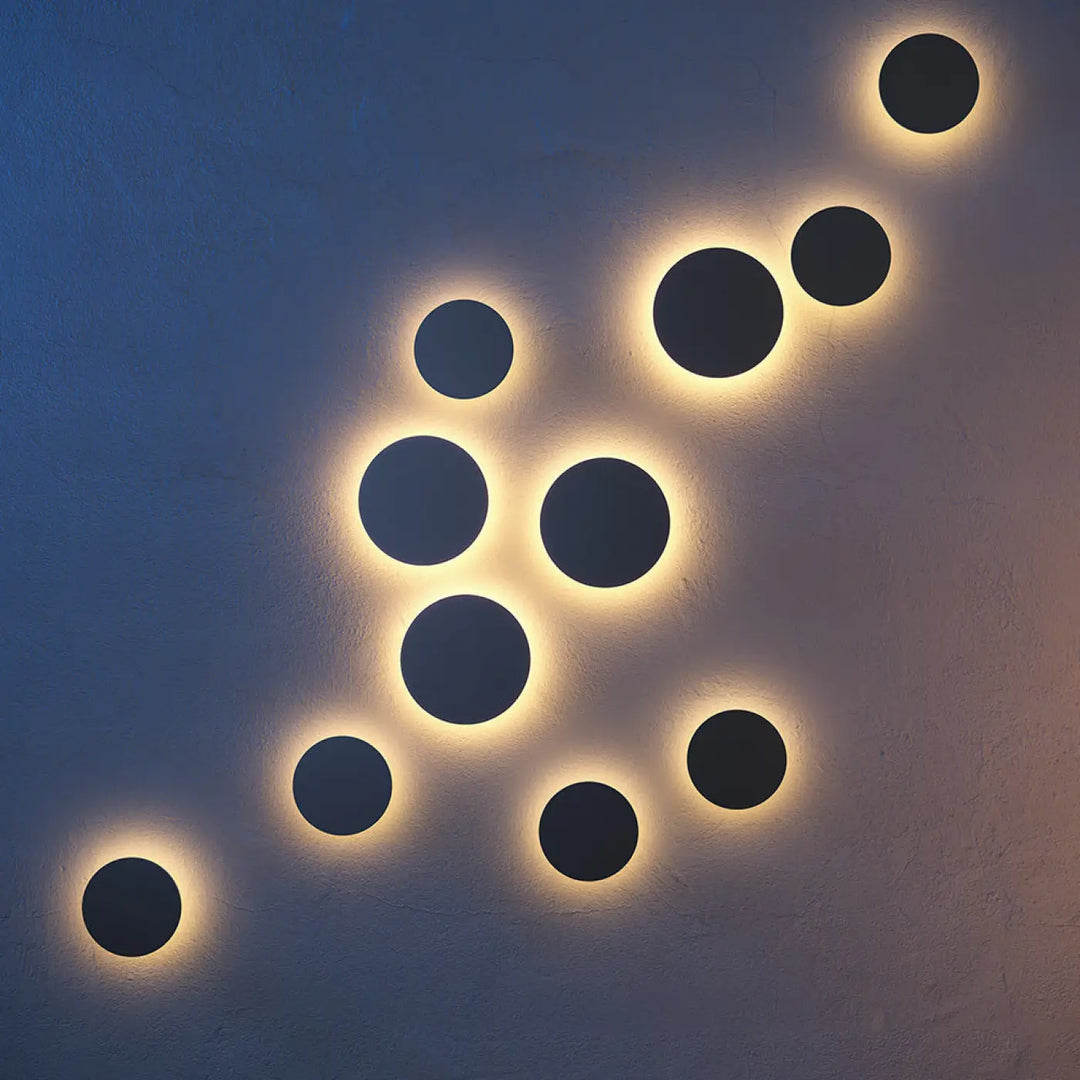 Applique extérieure led walld disque en acier gris avec lumière chaude émanant de cadres ronds noirs mats