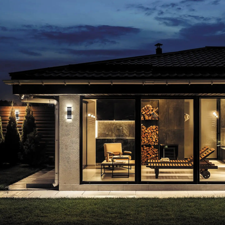 Applique extérieure linden double lumière en acier noir installée sur maison moderne avec toit carrelé foncé et grandes fenêtres vitrées