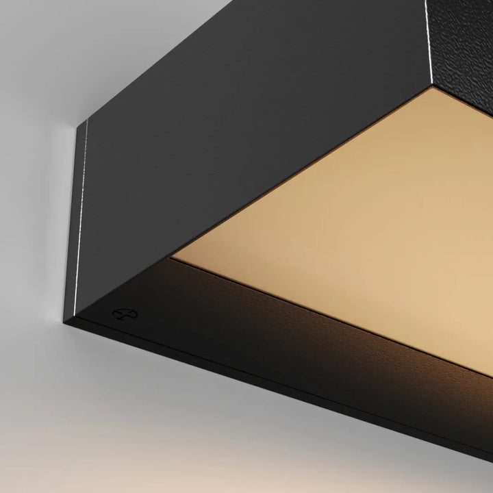 Applique extérieure barre horizontale en acier noir avec cadre géométrique moderne et panneau lumineux doré chaud