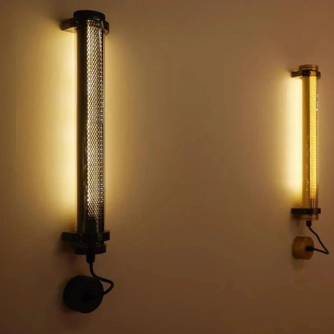 Applique lukas murale industrielle en laiton perforé et métal noir pour luminaire extérieur design et robuste
