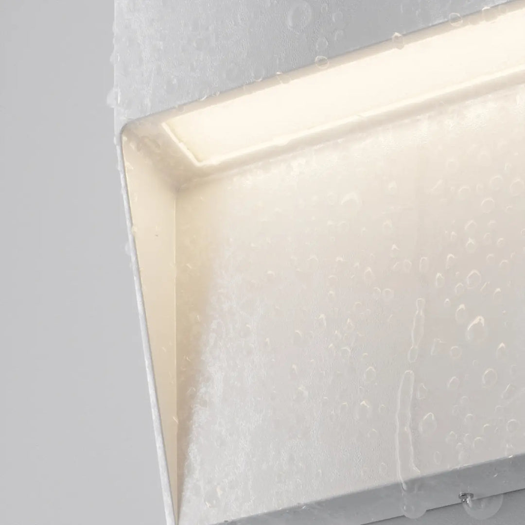 Applique extérieure balise carrée blanche en métal avec panneau en verre dépoli offrant une lumière douce