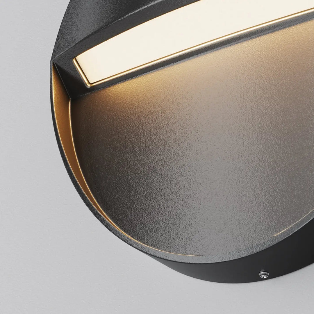 Applique extérieure balise ronde noire et or avec design moderne offrant une lumière douce élégante