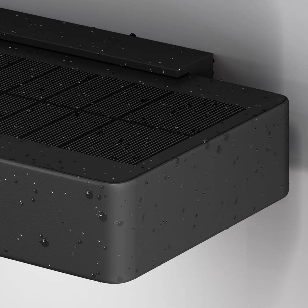 Applique extérieure en acier noir avec barre ultra fine et grille texturée montrant des gouttes d eau sur la surface