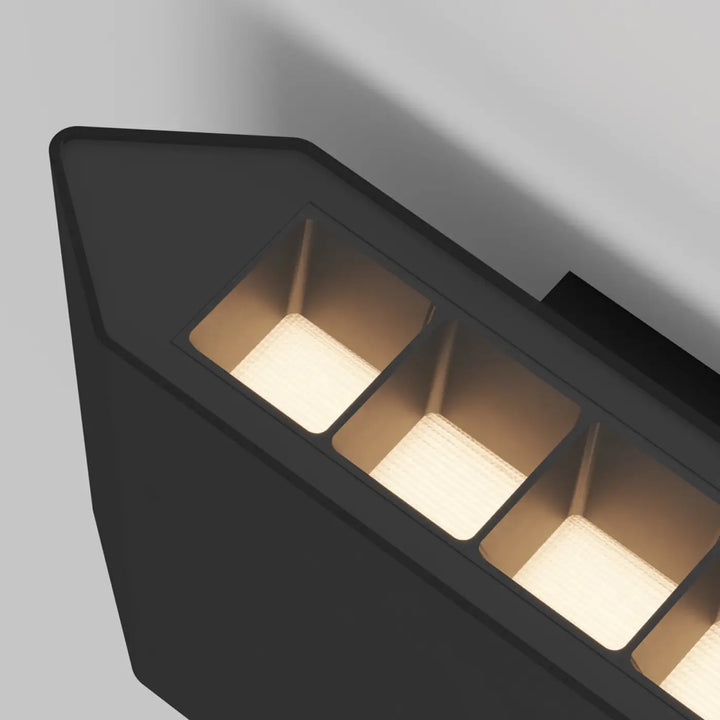 Applique extérieure en acier noir avec lumière rasante à trois panneaux carrés éclairant d une lueur chaude