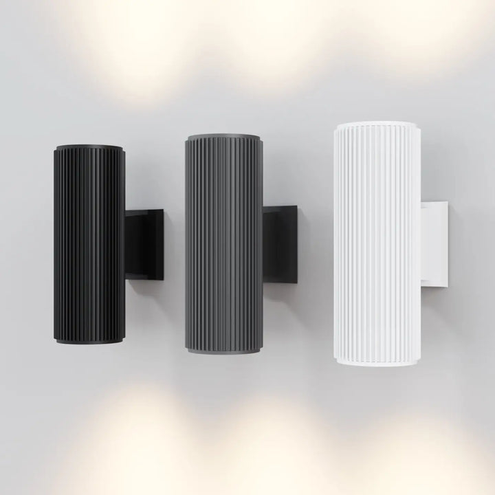 Applique extérieure rando cylindre étanche en noir gris foncé et blanc avec textures verticales nervurées modernes