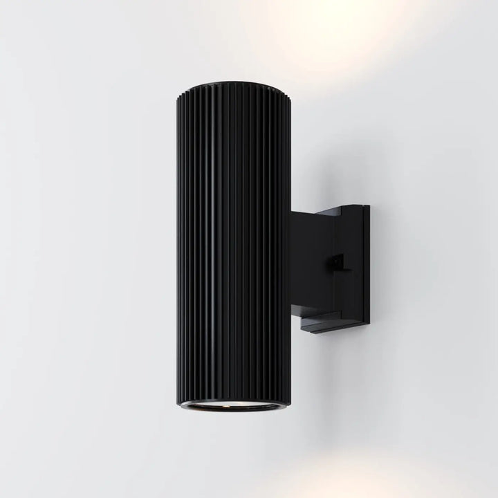 Applique extérieure rando noire cylindre étanche avec rainures verticales design moderne pour mur extérieur