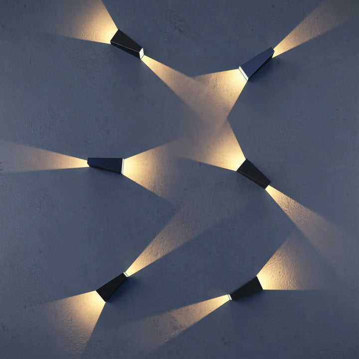 Applique extérieure times square bloc vertical en métal noir triangulaire diffusant une lumière chaude géométrique