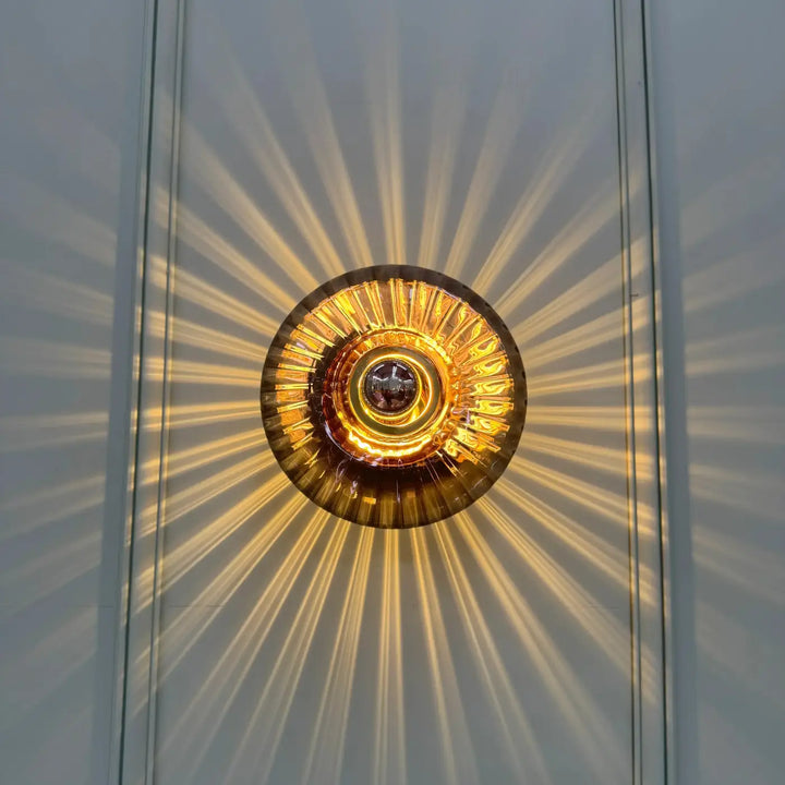 Applique murale grace en verre soufflé doré avec effet soleillé rayonnant et motif côtelé