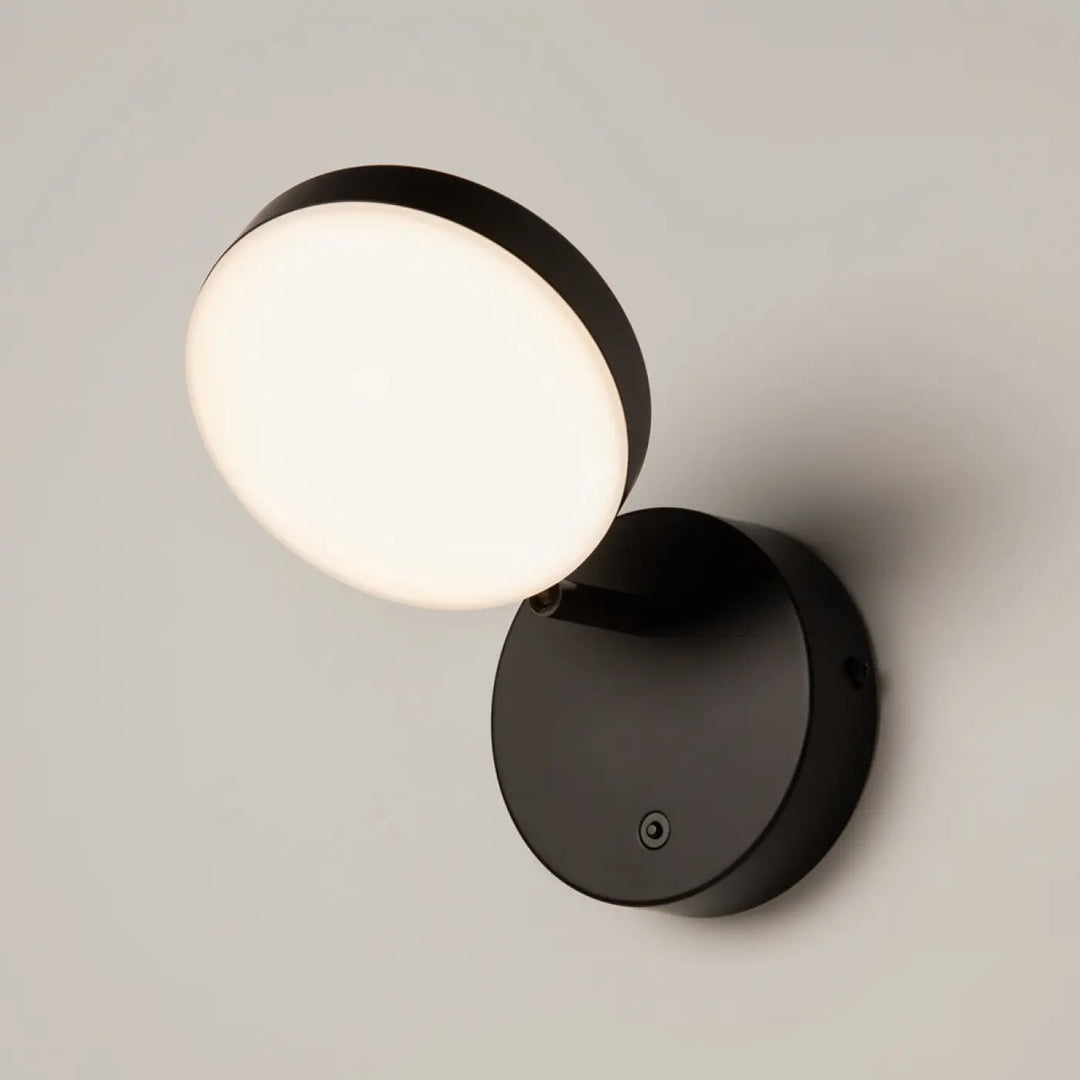 Applique murale fad en métal noir avec tête ronde orientable et finition mate pour lecture optimale