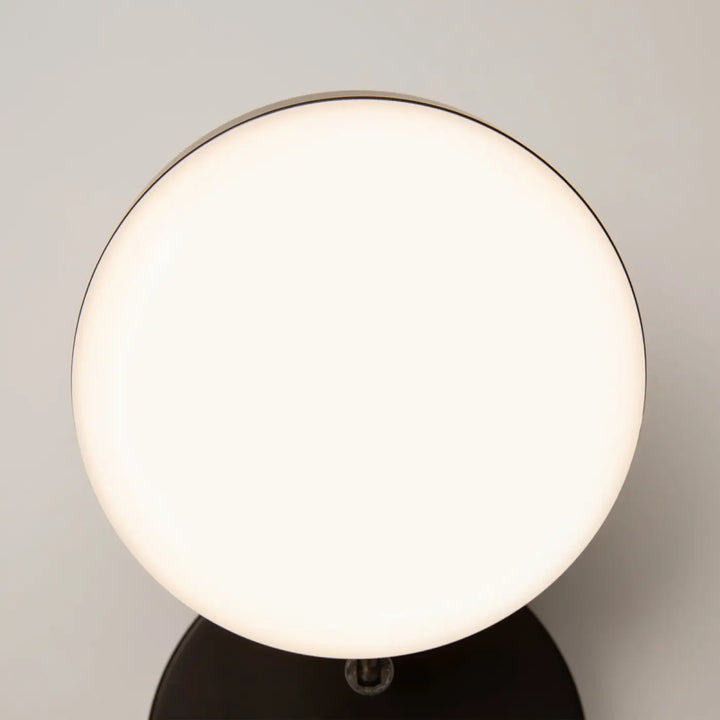 Applique murale fad avec tête ronde orientable en métal noir et abat-jour sphérique en verre blanc mat