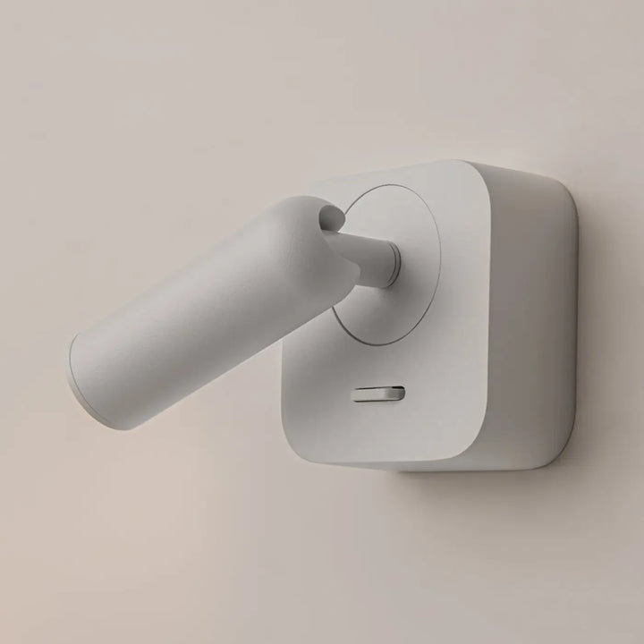 Applique liseuse murale blanche minimaliste avec bras cylindrique et module carré liseuse mirax
