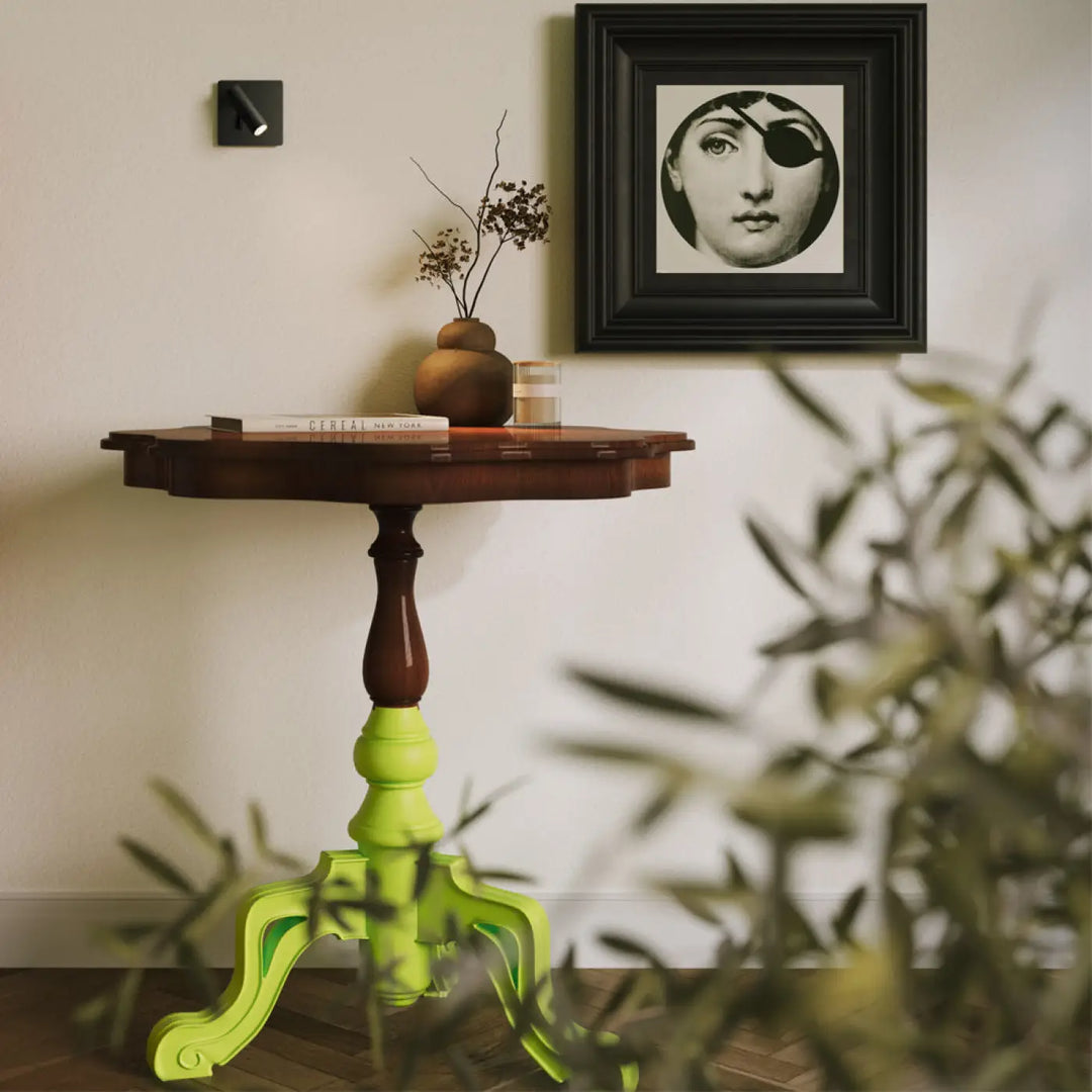Table piédestal en bois peinte en vert lime avec plateau marron foncé et pieds sculptés pour applique liseuse mirax module carré