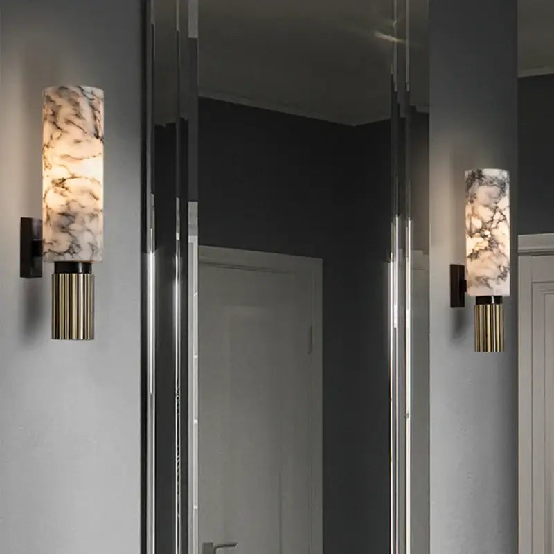 Applique Murale À La Texture De Marbre Blanc Et Base Dorée