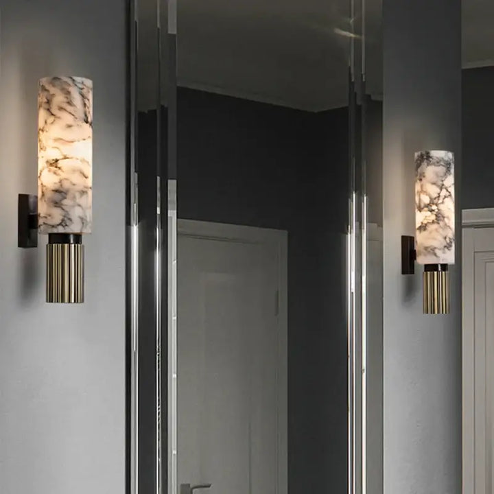Applique Murale À La Texture De Marbre Blanc Et Base Dorée