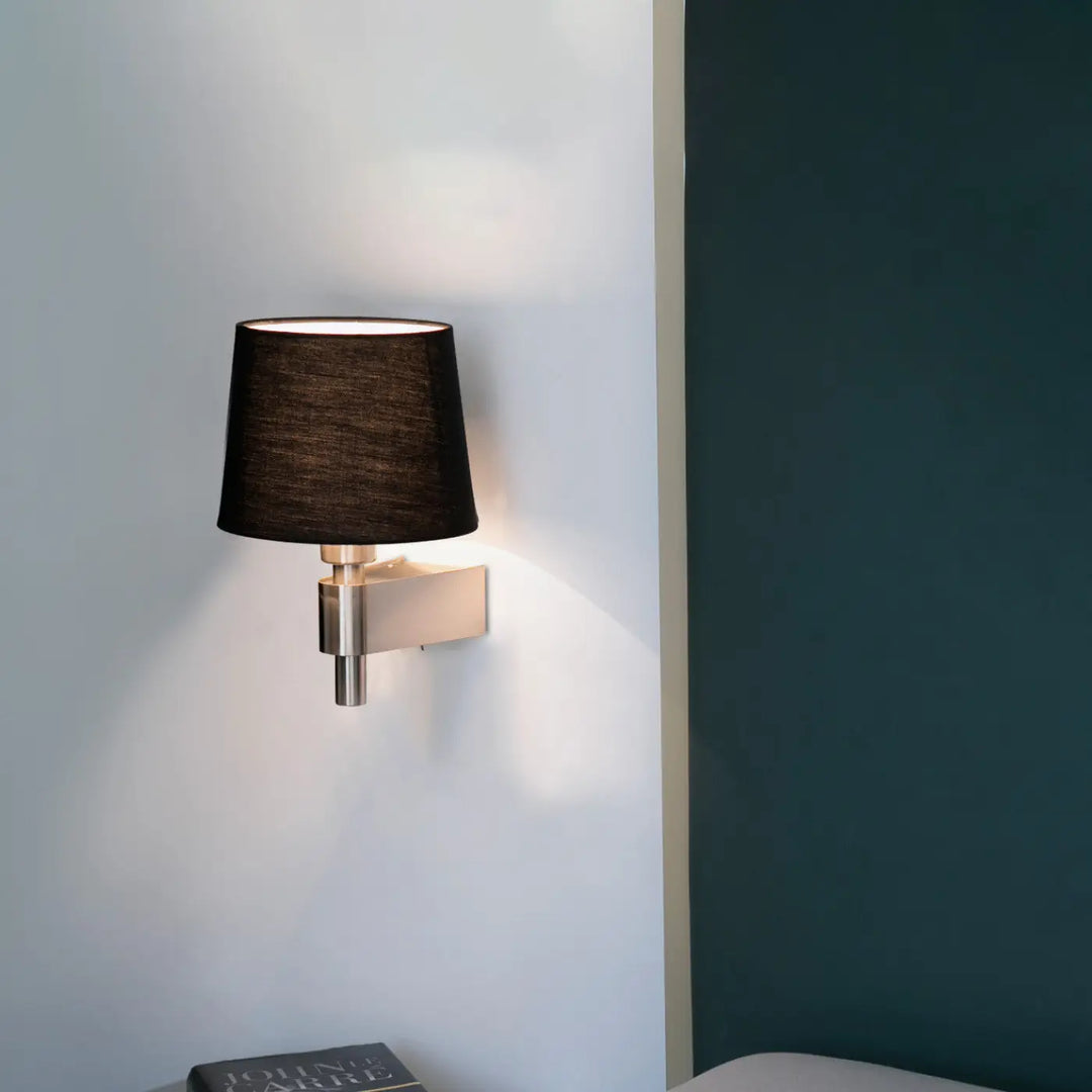 Applique murale Room abat-jour noir en situation