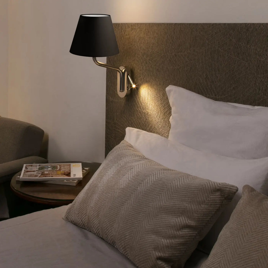 Applique Eterna avec liseuse abat-jour noir dans un intérieur