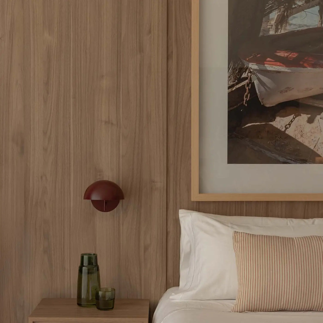 Applique Matilda grenat dans un intérieur