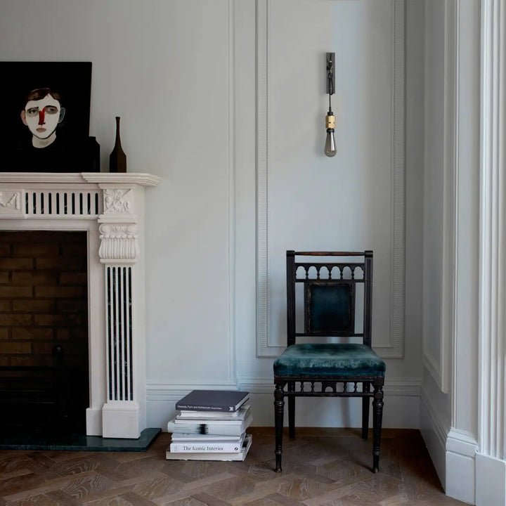 Applique murale Hooked Nude en laiton dans un intérieur #couleur_dor