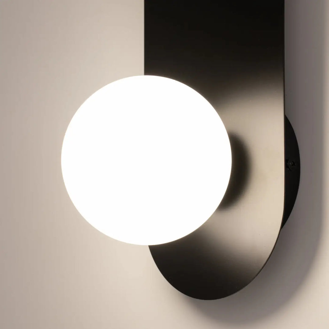 Applique murale BAO avec verre blanc mat sphérique et plaque arrière incurvée en métal noir moderne