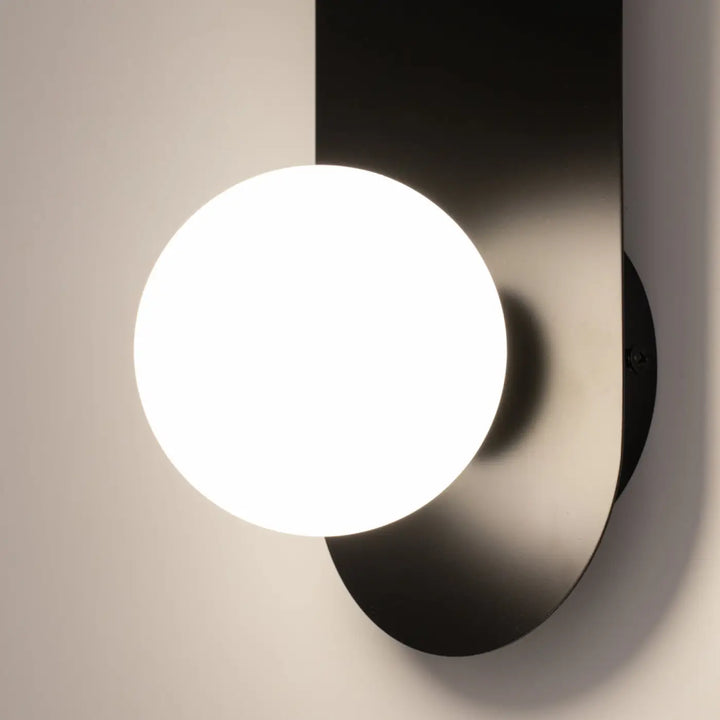 Applique murale BAO avec verre blanc mat sphérique et plaque arrière incurvée en métal noir moderne