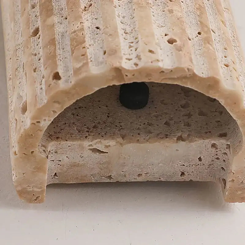 Applique murale beige avec une texture de pierre

