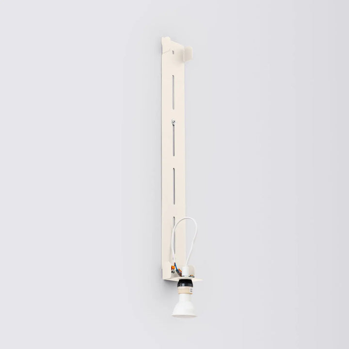 Applique murale freya 90 beige minimaliste avec support vertical metal et porte ampoule intégré compose d’appliques murales collection freya cinq coloris