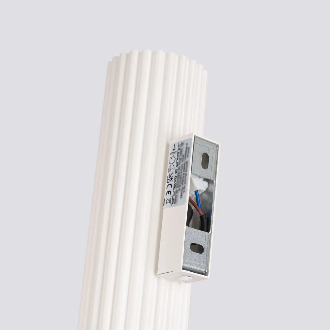 Applique murale karbon 30 beige avec abat-jour blanc cannelé, design minimaliste et logement intégré pour ampoules gu10 interchangeables