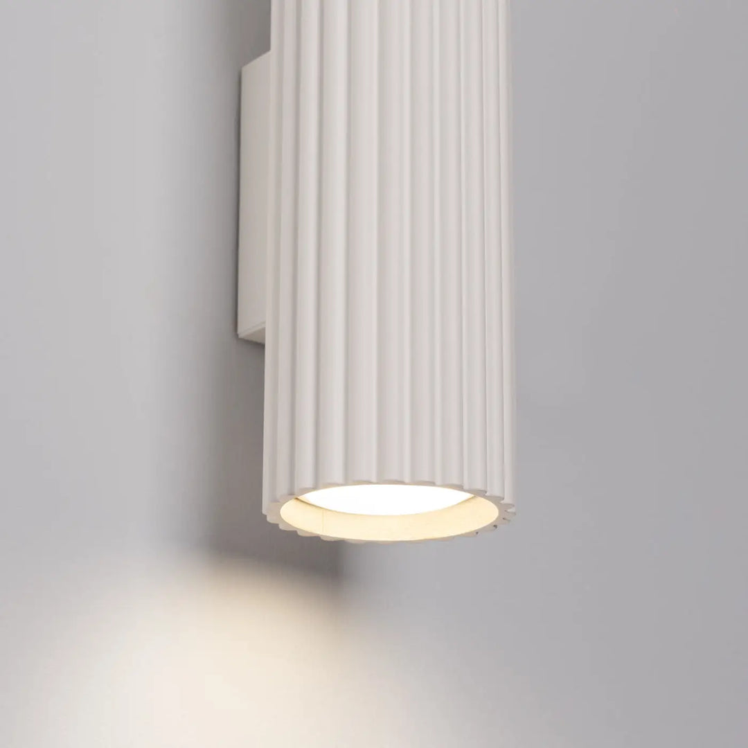 Applique murale karbon 30 beige en céramique flûtée avec ampoules gu10 interchangeables et design minimaliste