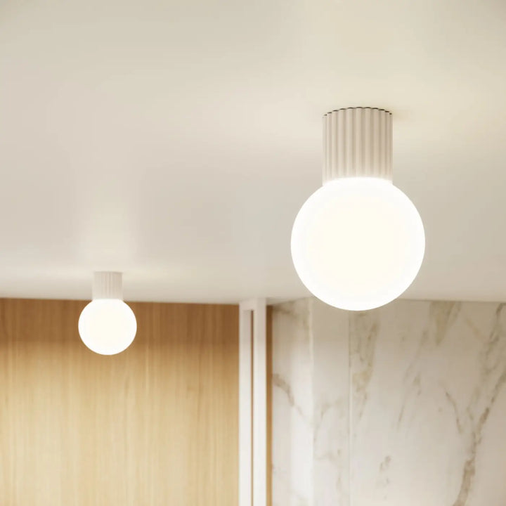 Applique murale lampe halo avec sphère laiteuse blanche et base cylindrique cannelée beige pour bureau décorative