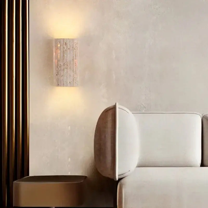 Applique murale beige avec une texture de pierre

