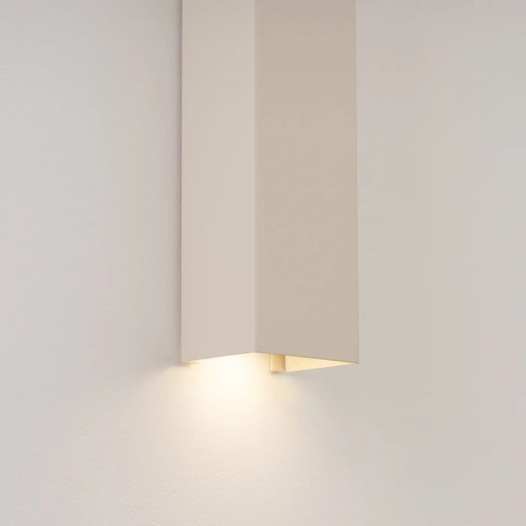 Applique murale beige compose d’appliques murales minimalistes avec lumière chaude orientée vers le bas collection freya