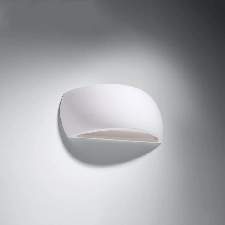 L’applique murale pontius blanc en céramique au design minimaliste offrant une lumière douce et courbée élégante