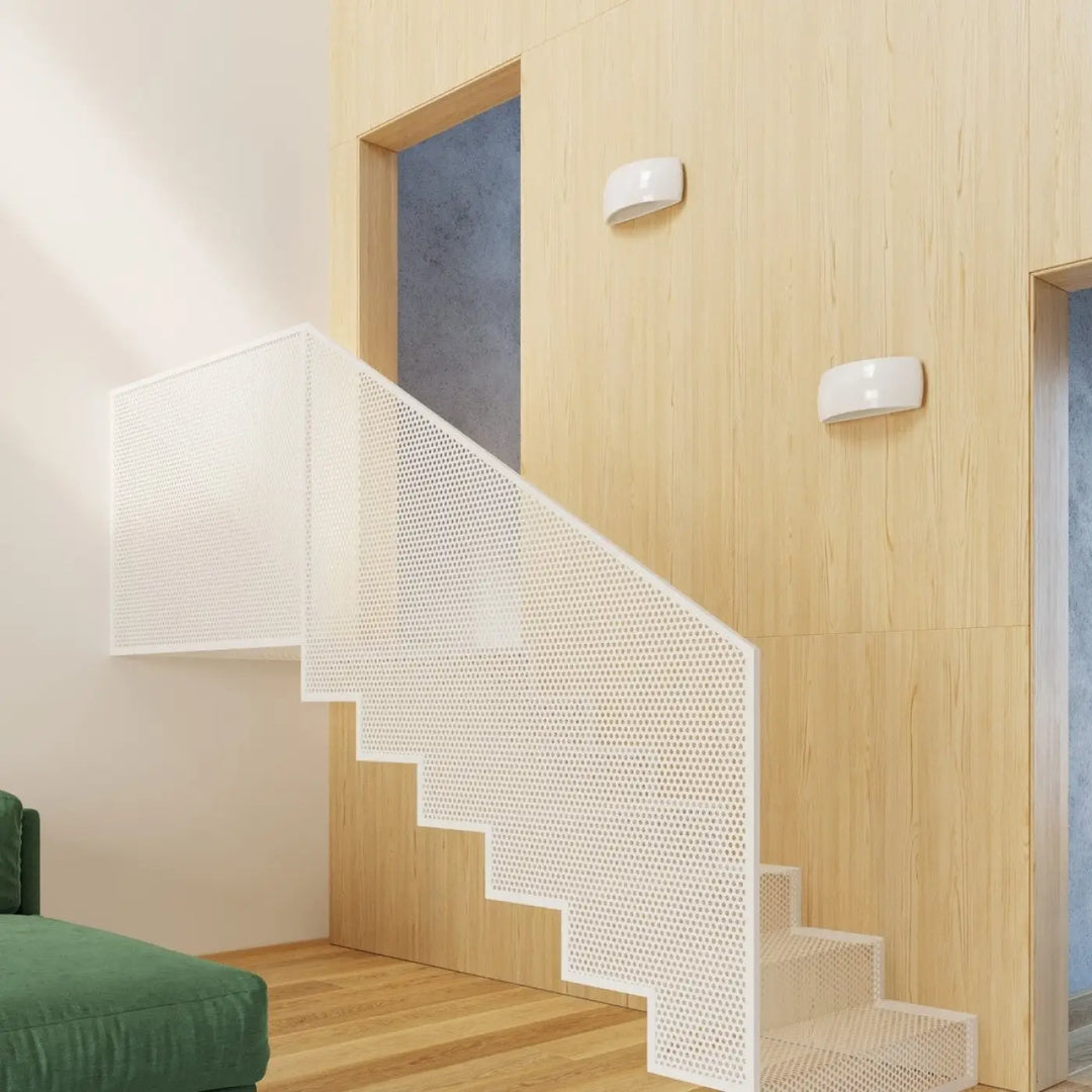Applique murale pontius en métal blanc perforé avec design minimaliste pour une lumière douce et moderne