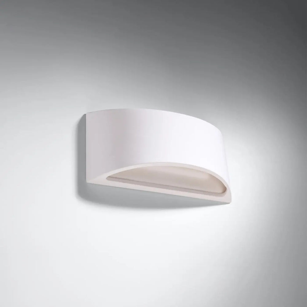 Blanc l’applique murale vixen courbé en céramique avec un enduit structuré et une finition mate minimaliste