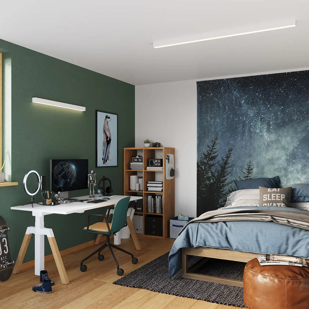 Luminaire plafonnier pinne 90 blanc avec collection pinne et paramètres d’éclairage sur lit en bois et literie bleu