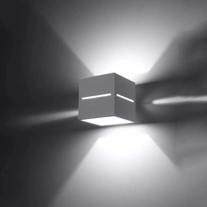 Applique murale lobo blanc en métal moderne avec éclairage led intégré et perforation linéaire design minimaliste cube